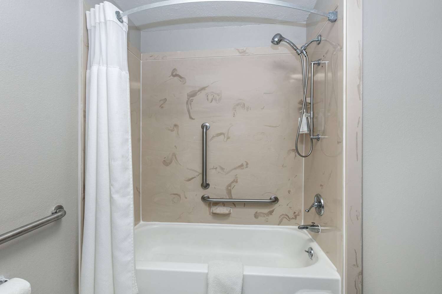 Days Inn by Wyndham Greenville MS 41/44