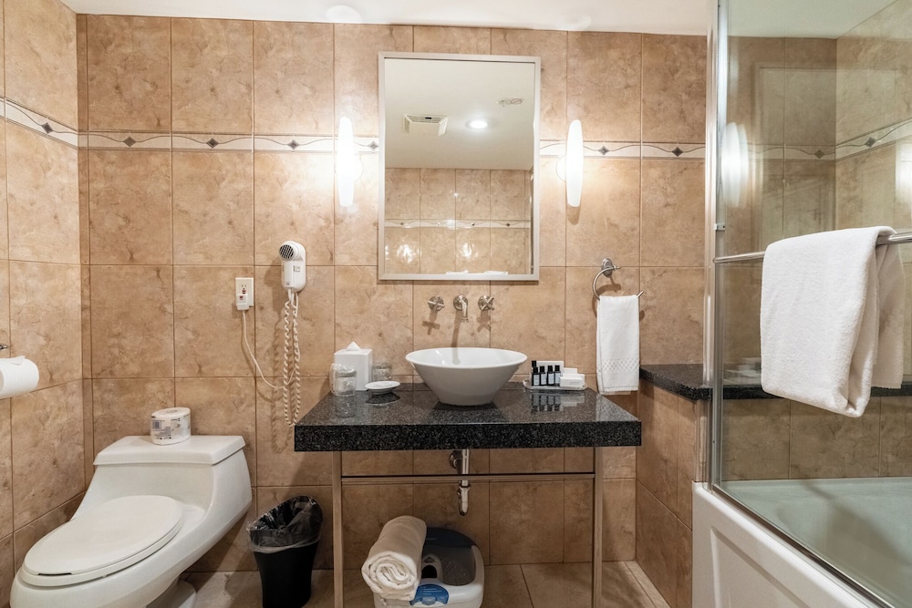 Century Plaza Hotel & Spa 73/74