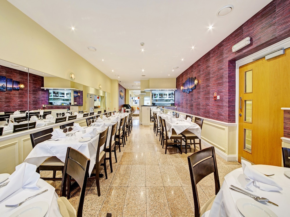 OYO Bostons Manor Hotel, Hanwell London 46/64
