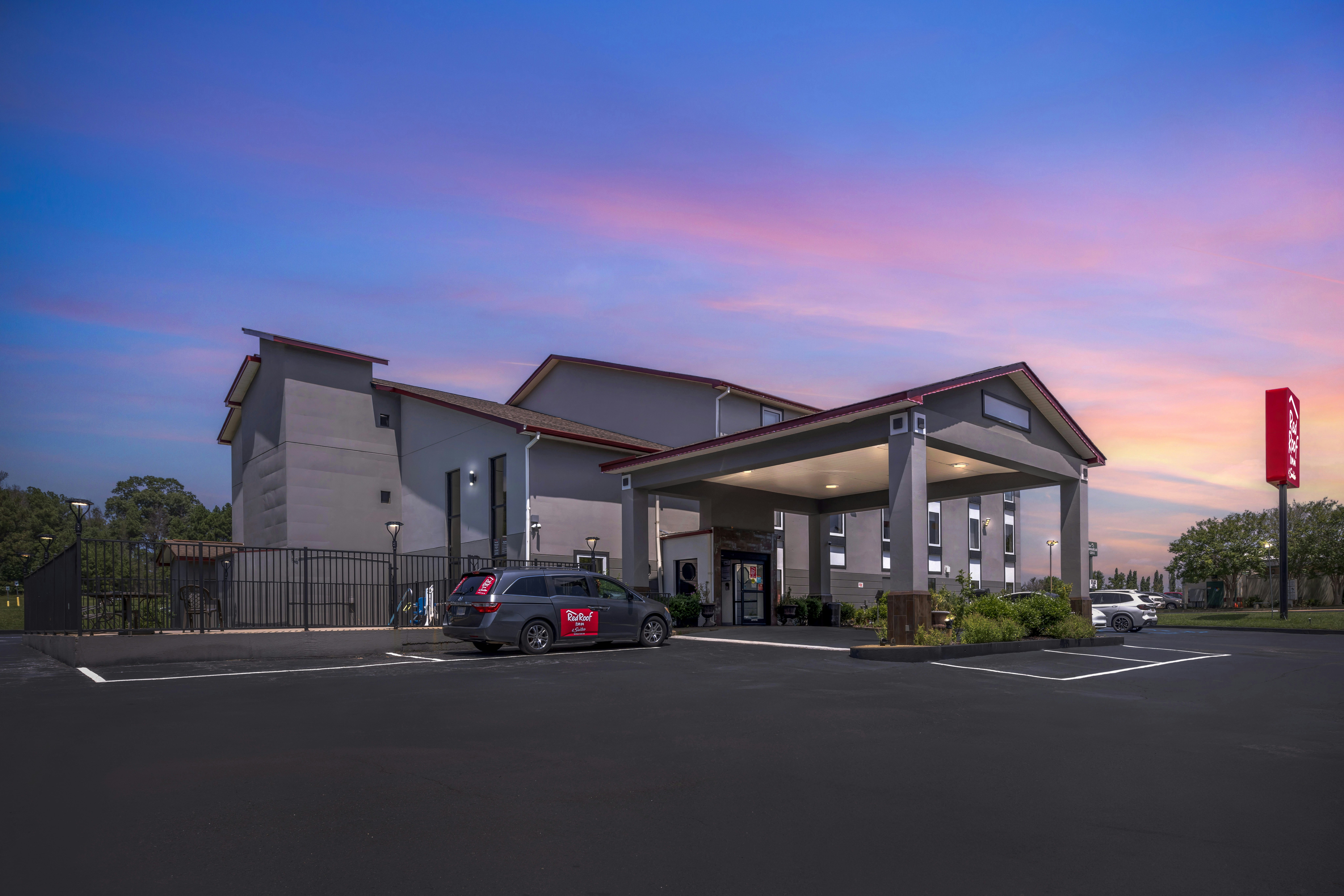 Red Roof Inn & Suites Clinton 32/37