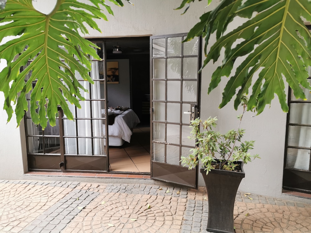 Aerotropolis Guest Lodge 2/50