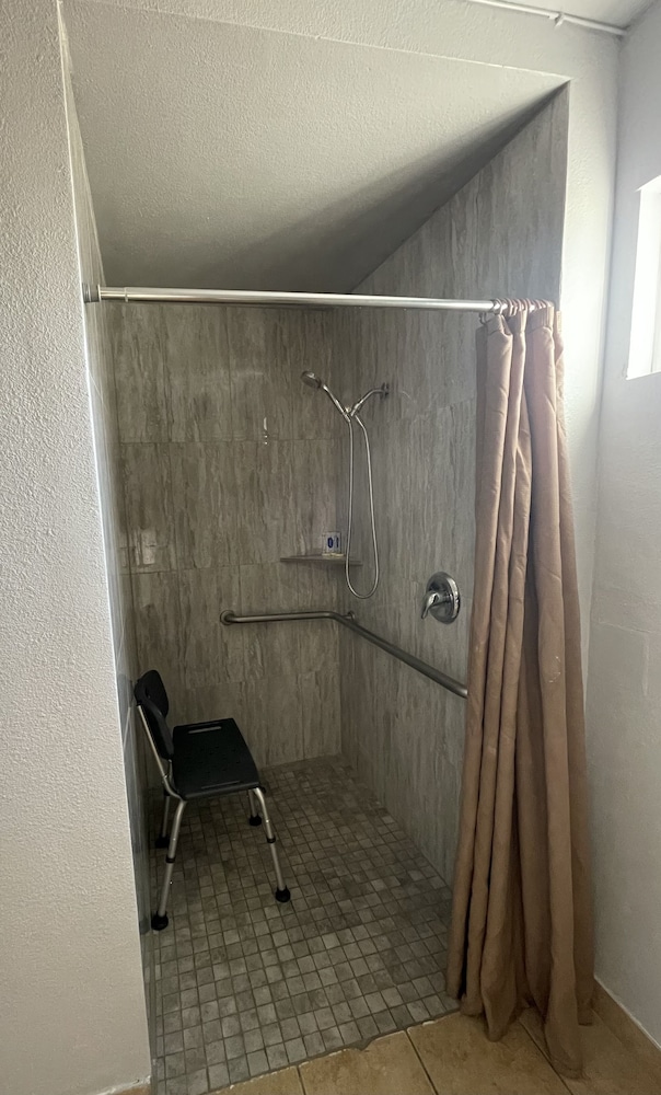 Pacific Inn 24/42