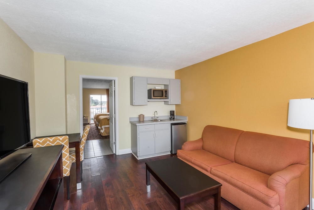 Days Inn & Suites By Wyndham Port Richey 28/45