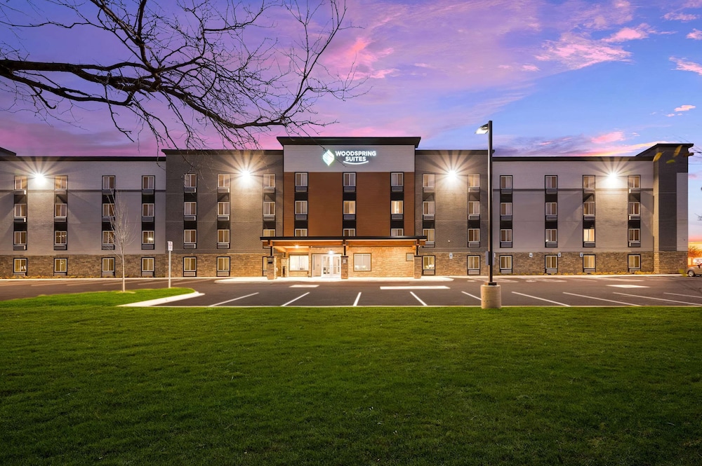 WoodSpring Suites Dearborn - Detroit 1/34