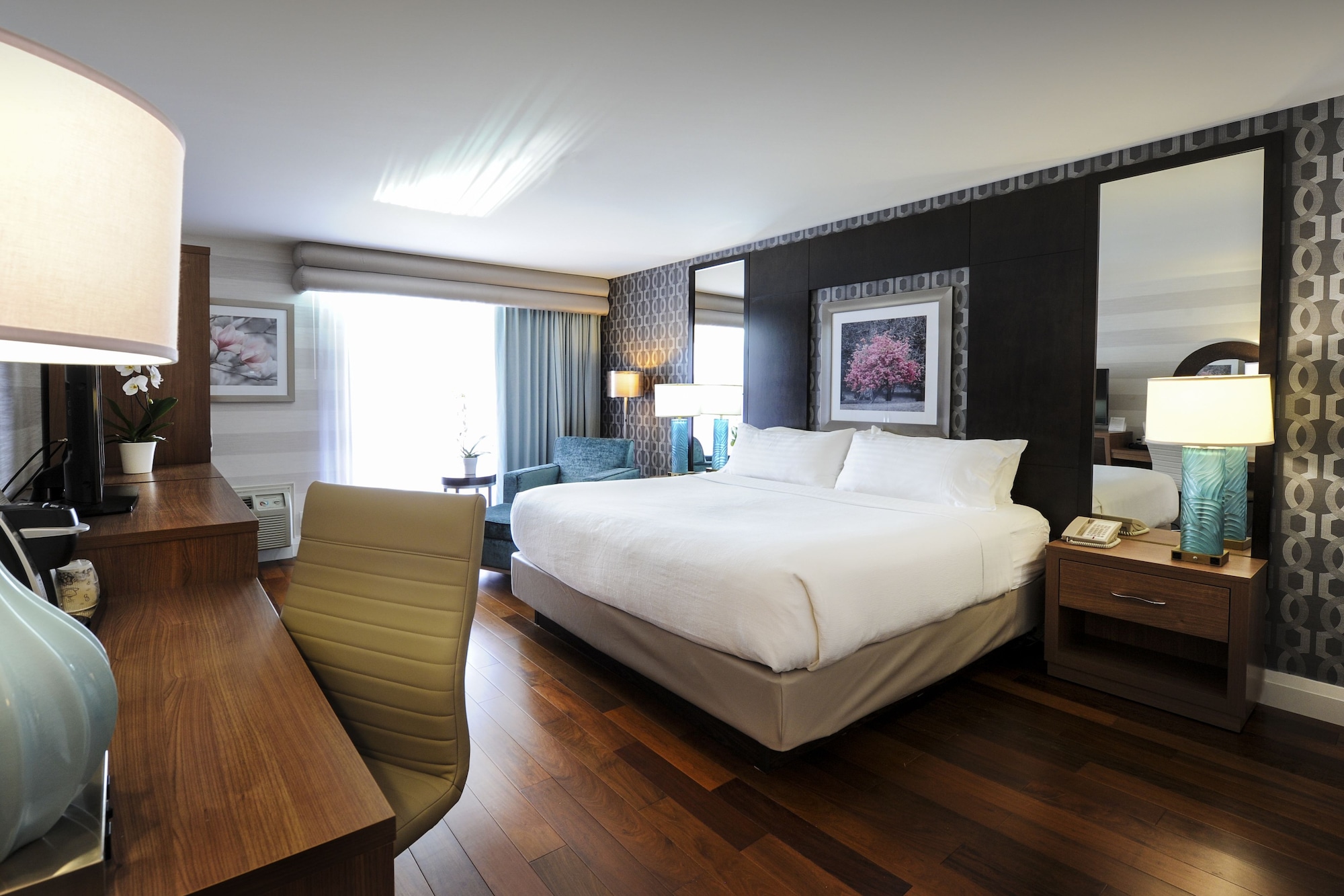 STANDARD, KING BED, BALCONY