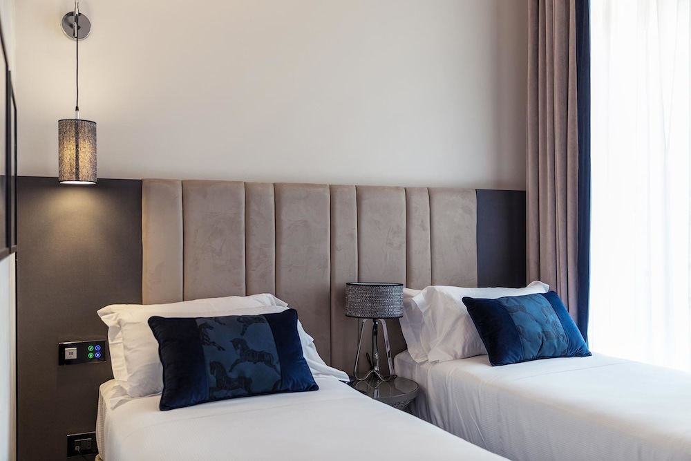 Amadomus Luxury Suites 13/46