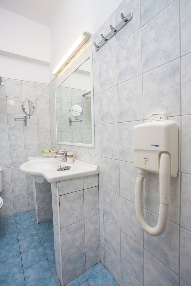Mon Repos Hotel 50/50
