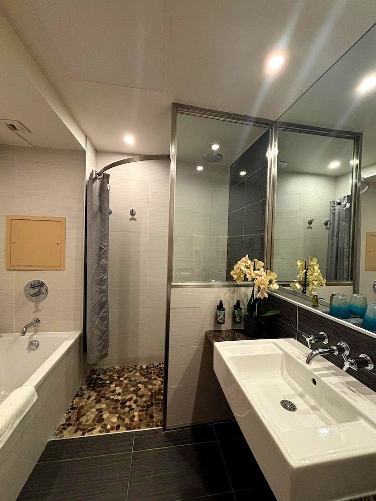 Hotel the Originals Le Jules Verne 67/70