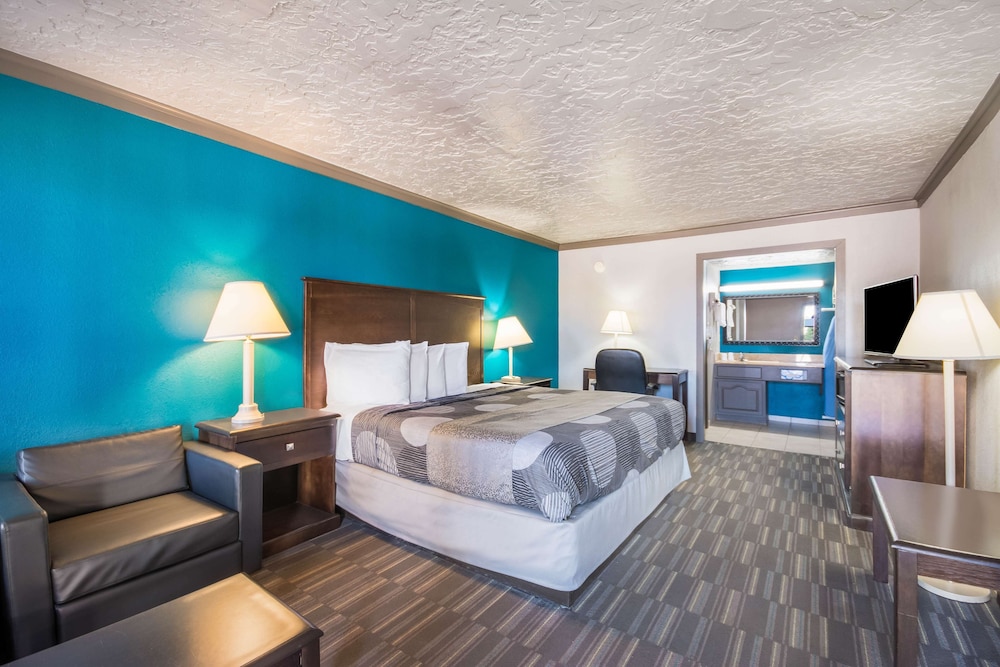 Econo Lodge Inn and Suites Oklahoma City 13/31