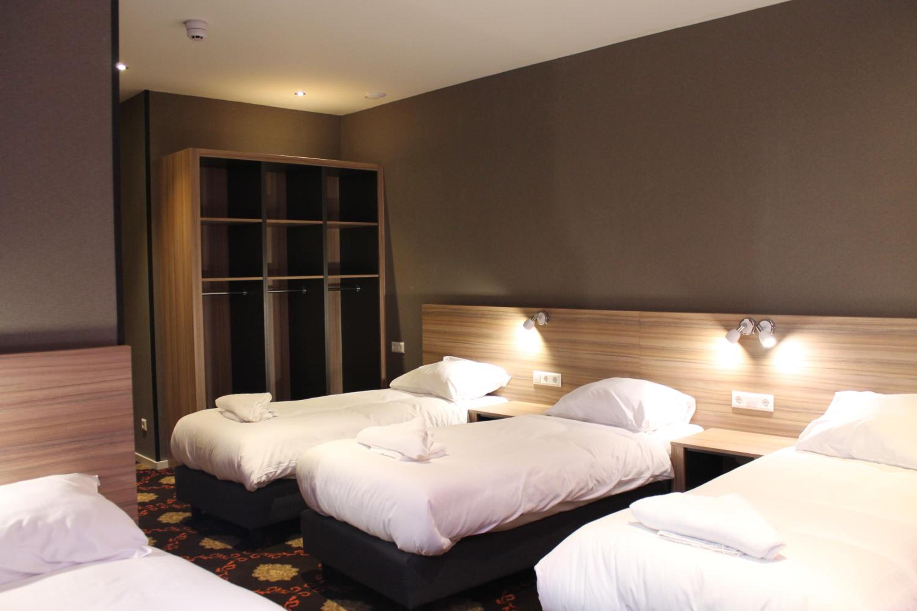 ROOM, QUADRUPLE
