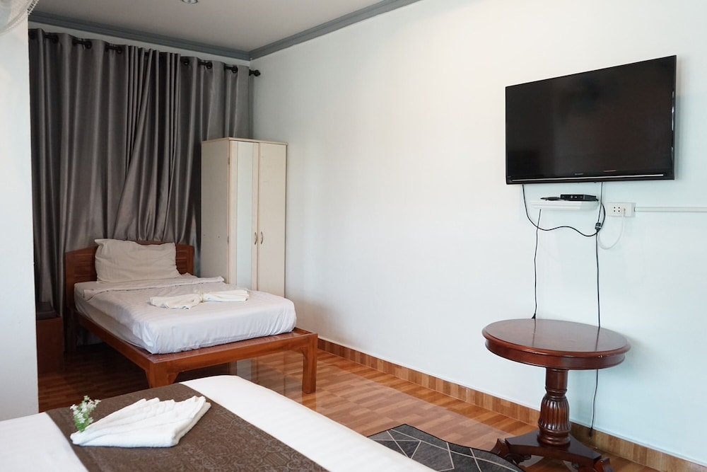 Chaiyai Riverfront Hotel 16/50