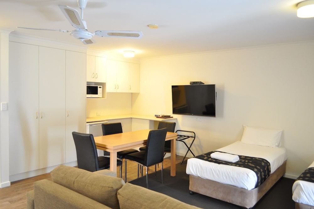 ALBURY BURVALE MOTOR INN 4/47