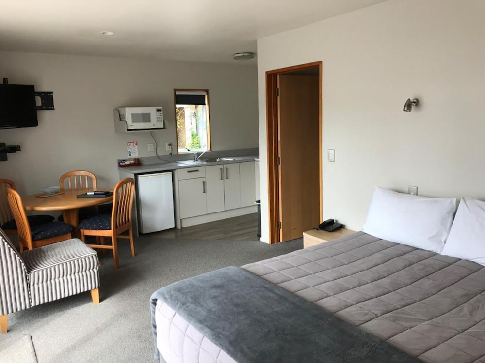 JADE COURT MOTOR LODGE 4/42