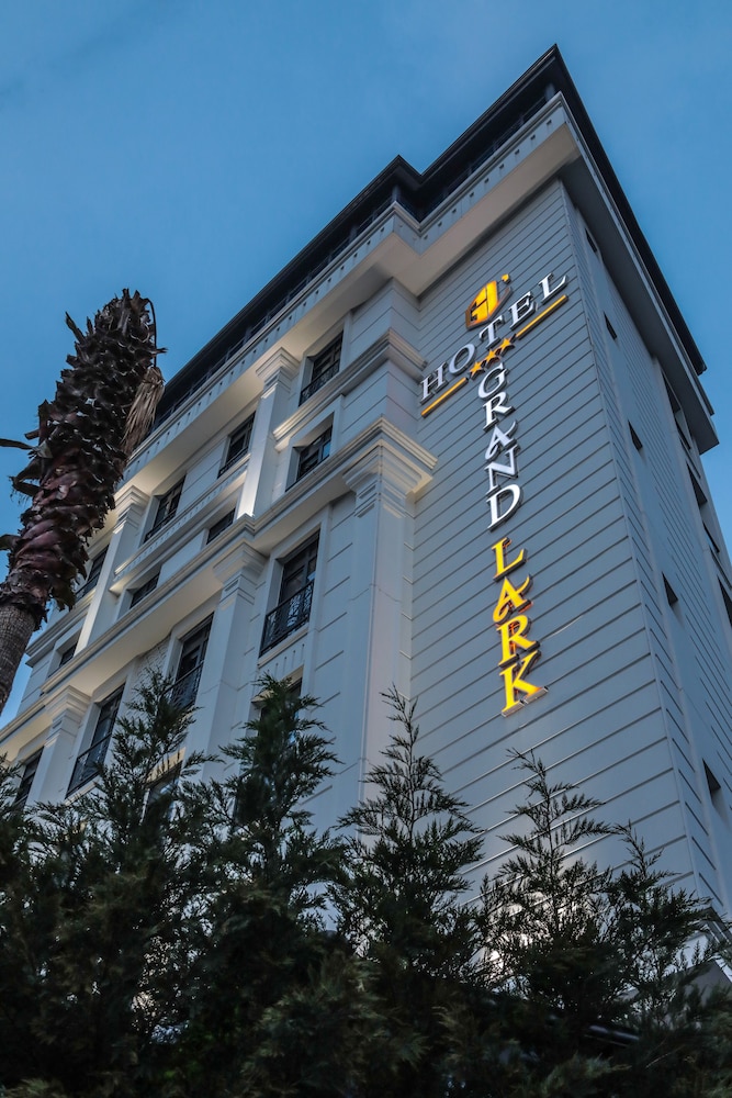 Grand Lark Otel 2/50