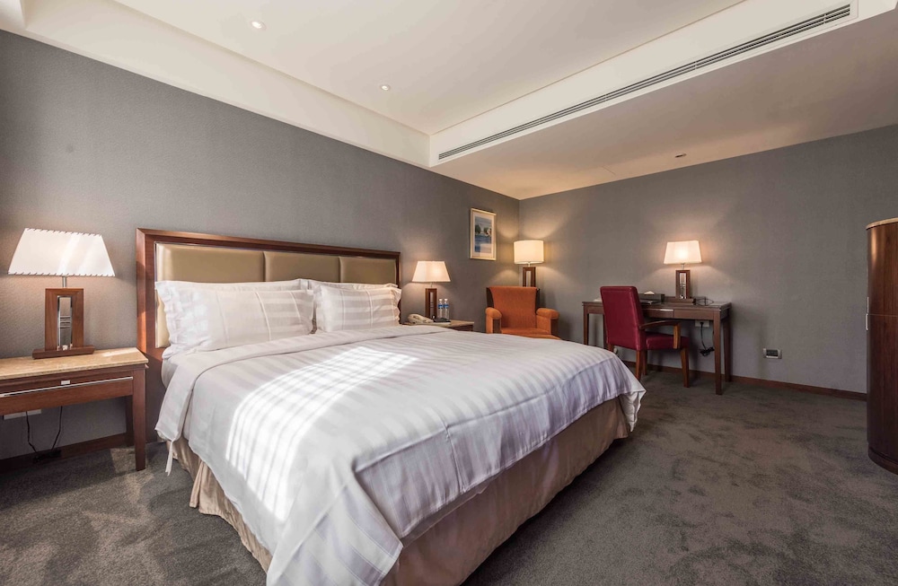 DELUXE, KING BED