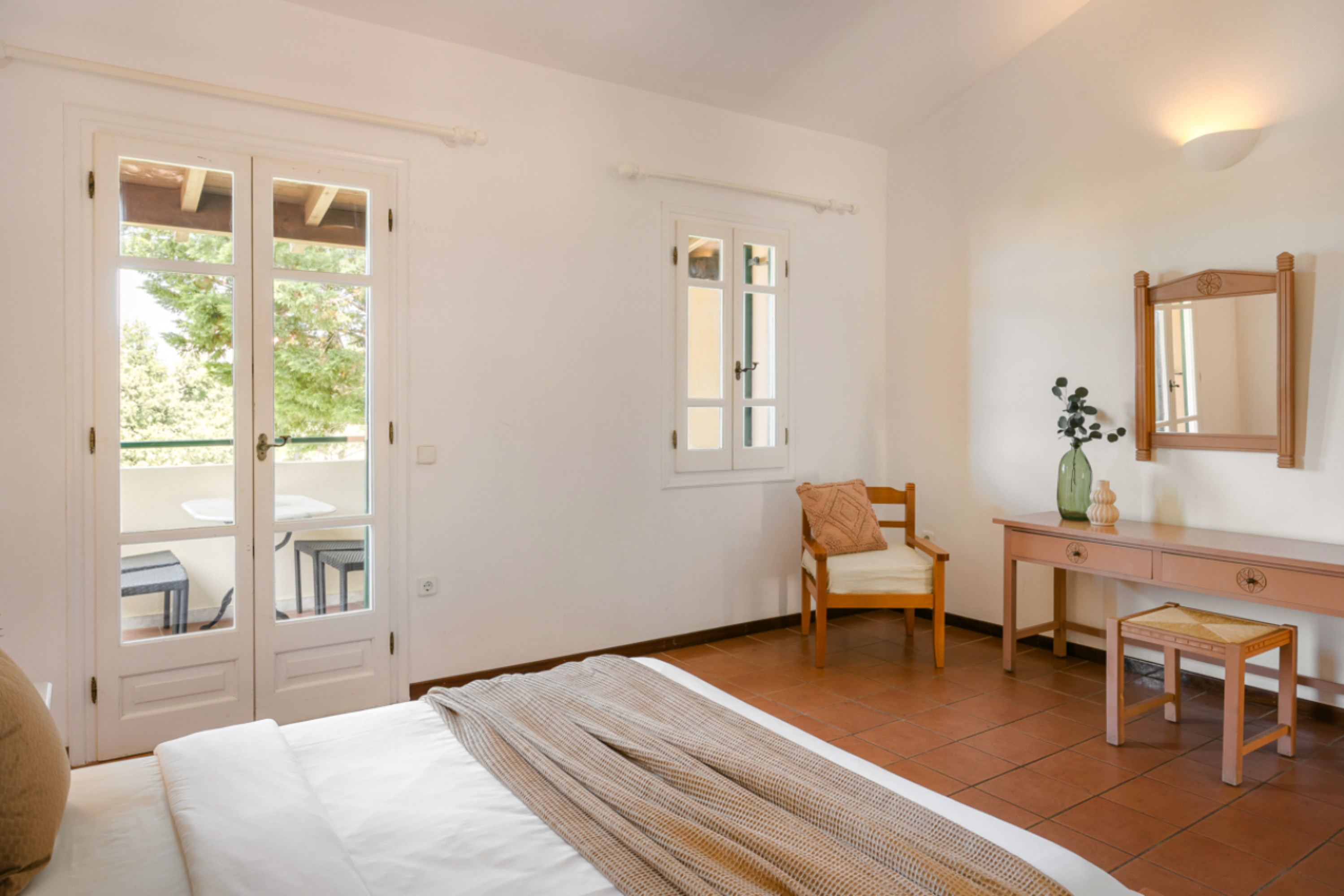 FAMILY 1 BEDROOM SIDE SEA VIEW