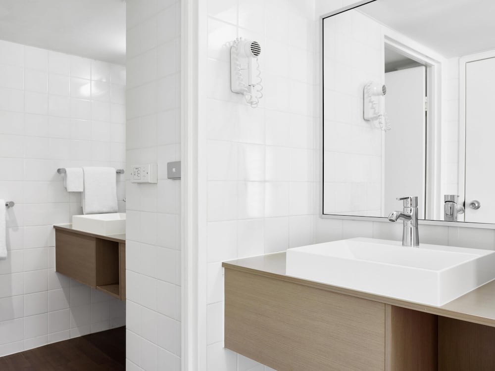 ibis Melbourne Hotel and Apartments 70/70