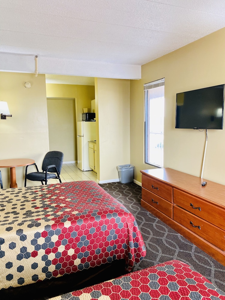 Red Roof PLUS+ & Suites Virginia Beach - Seaside 17/45
