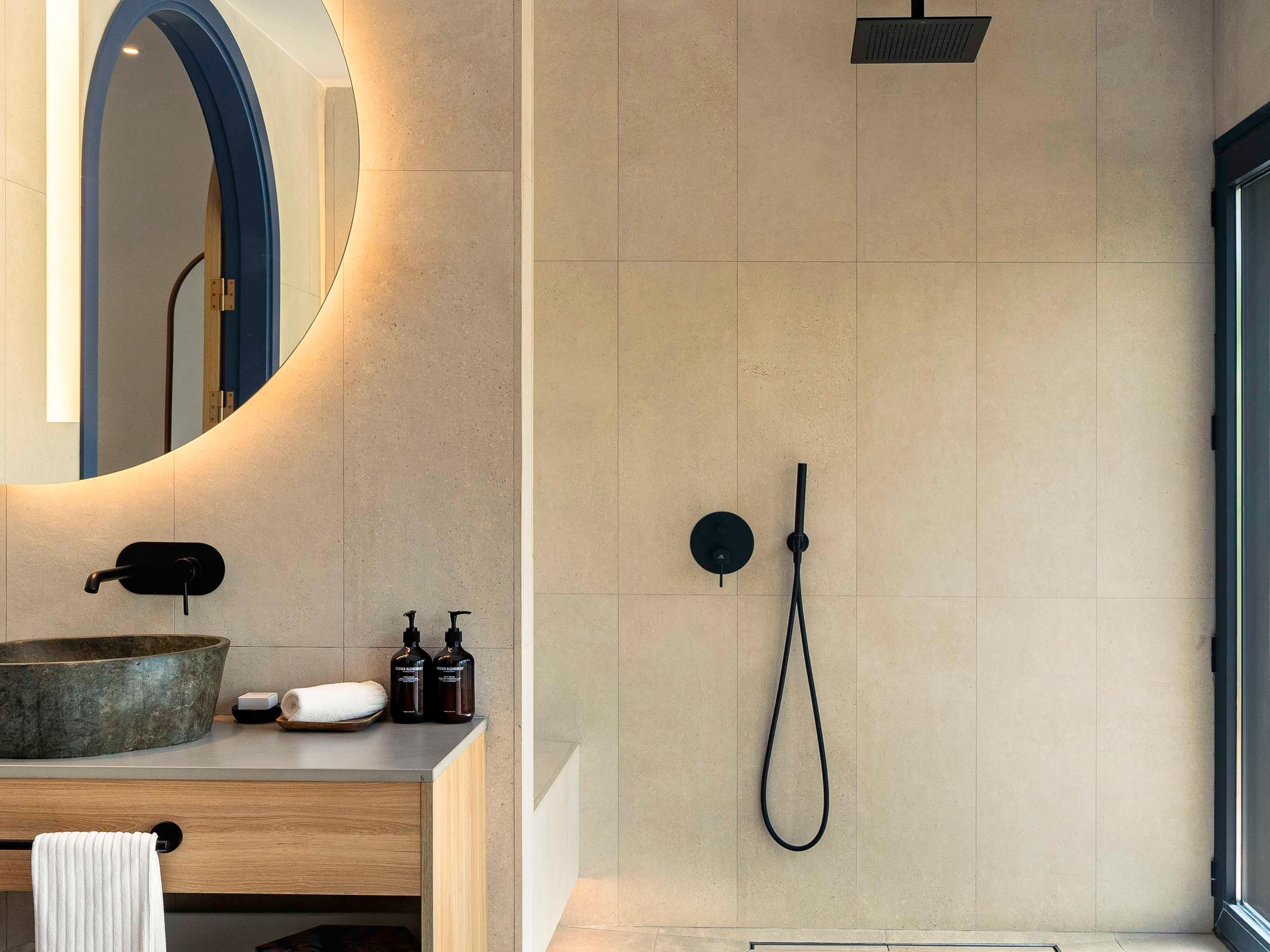 غرفة بسرير مزدوج بشرفة، SO/Sotogrande Spa & Golf Resort Hotel 6/7