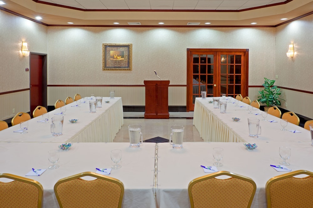 Holiday Inn Express Hotel & Suites Newton Sparta 36/44