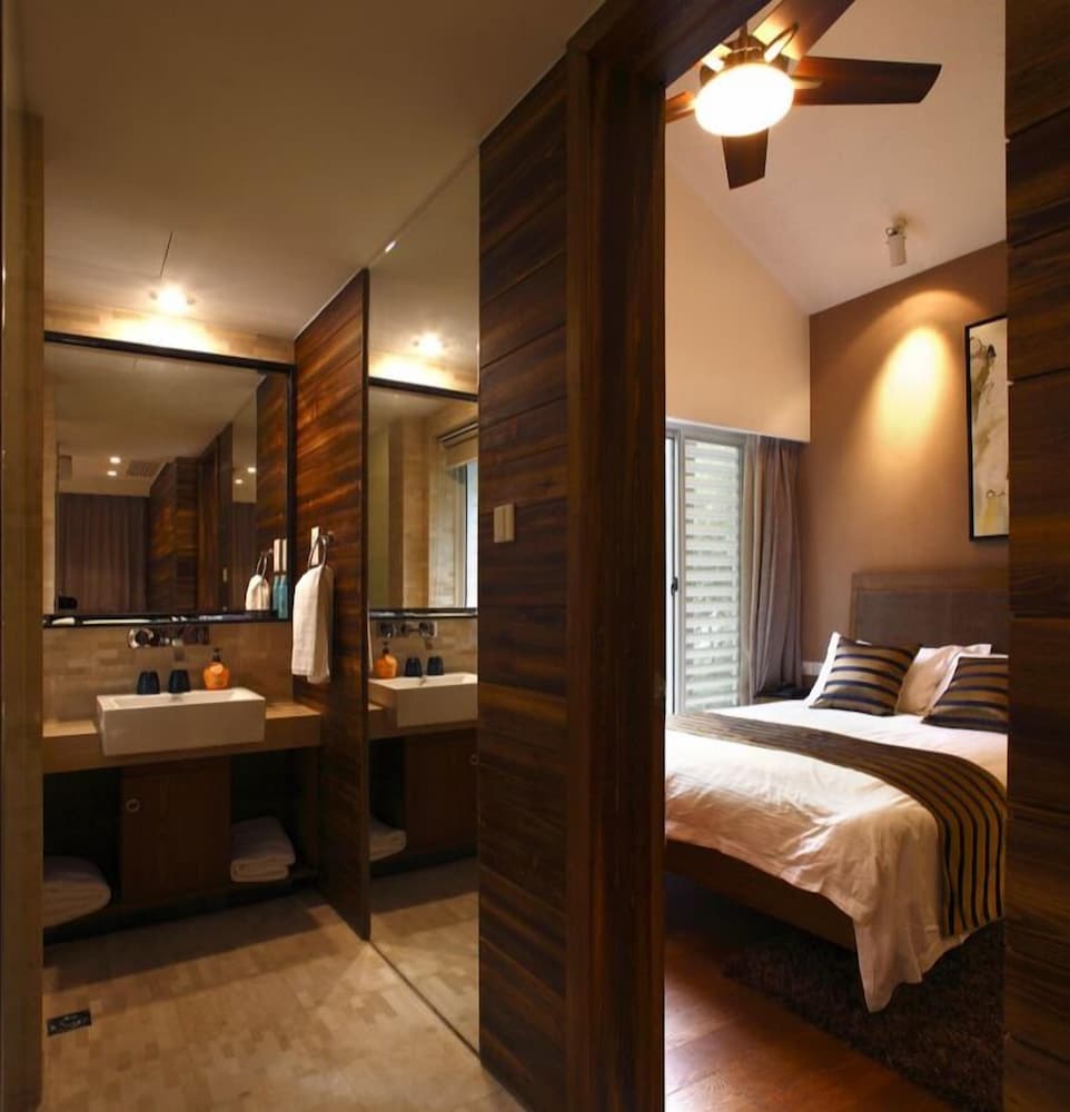 Lotus Glade Hotel 7/50