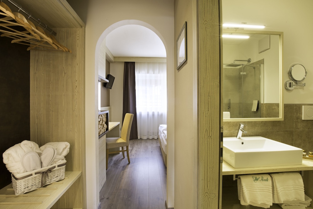 HOTEL AZOLA 48/50