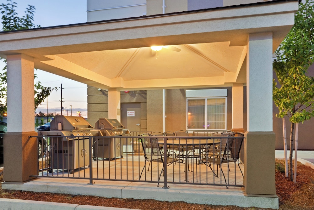 Candlewood Suites 2/48