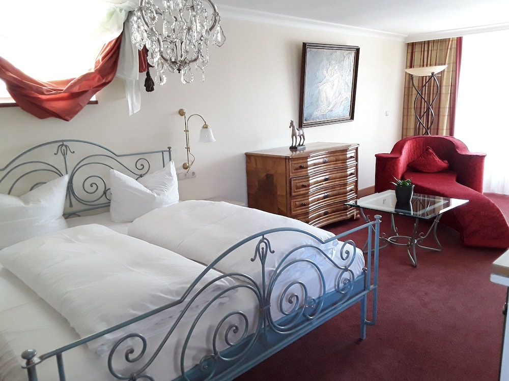 JUNIOR, KING BED, SOFA, PATIO