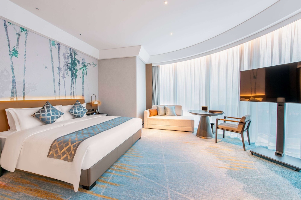 DELUXE, KING BED