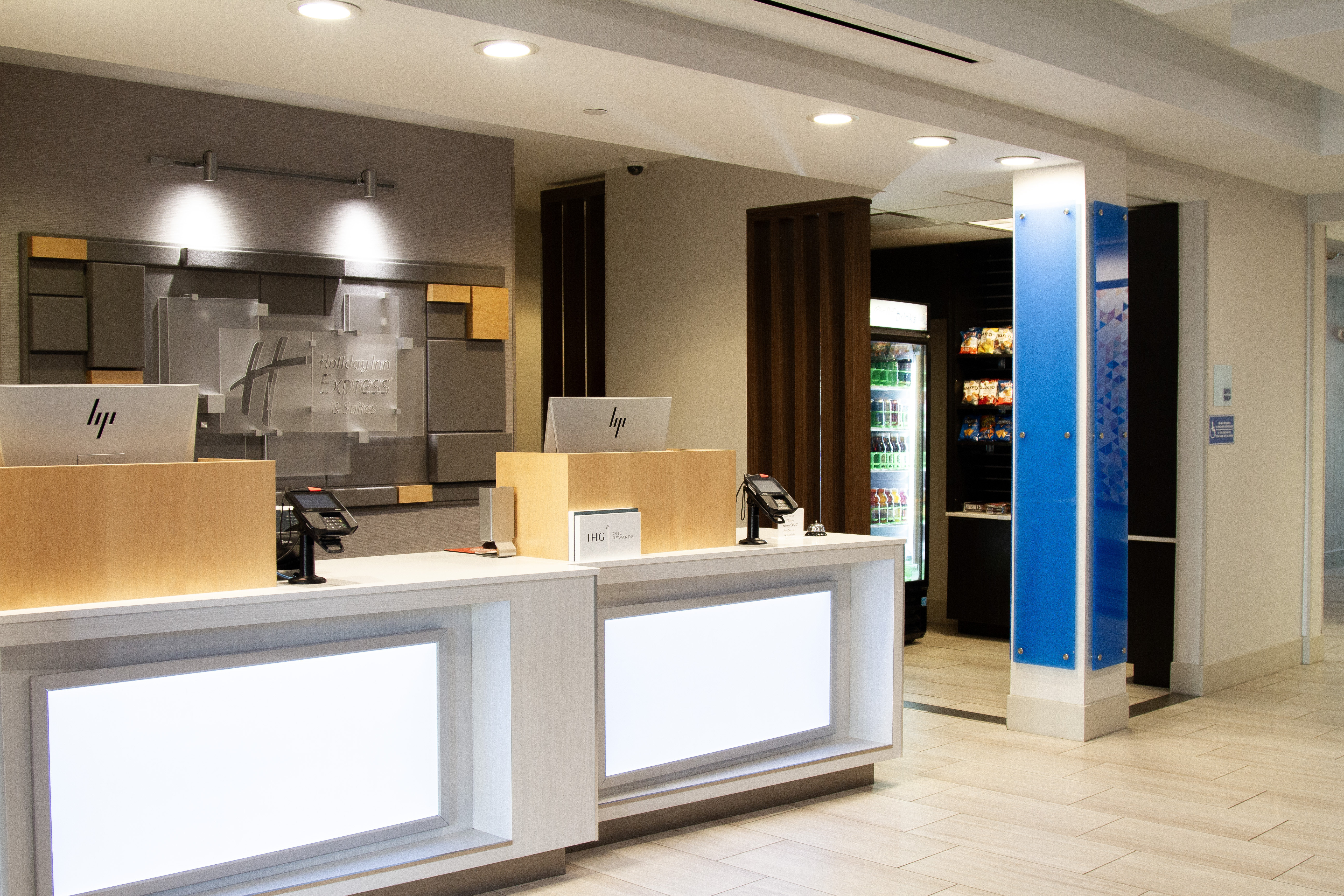 Holiday Inn Express Suites Overland Park 5/60