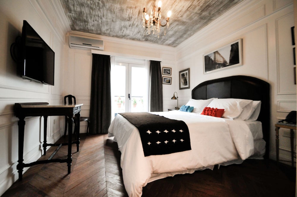 ROOM, QUEEN BED