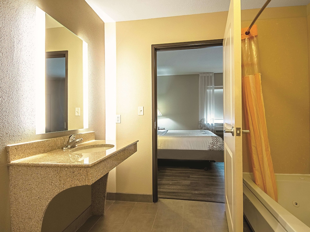 La Quinta Inn & Suites by Wyndham McKinney 37/45