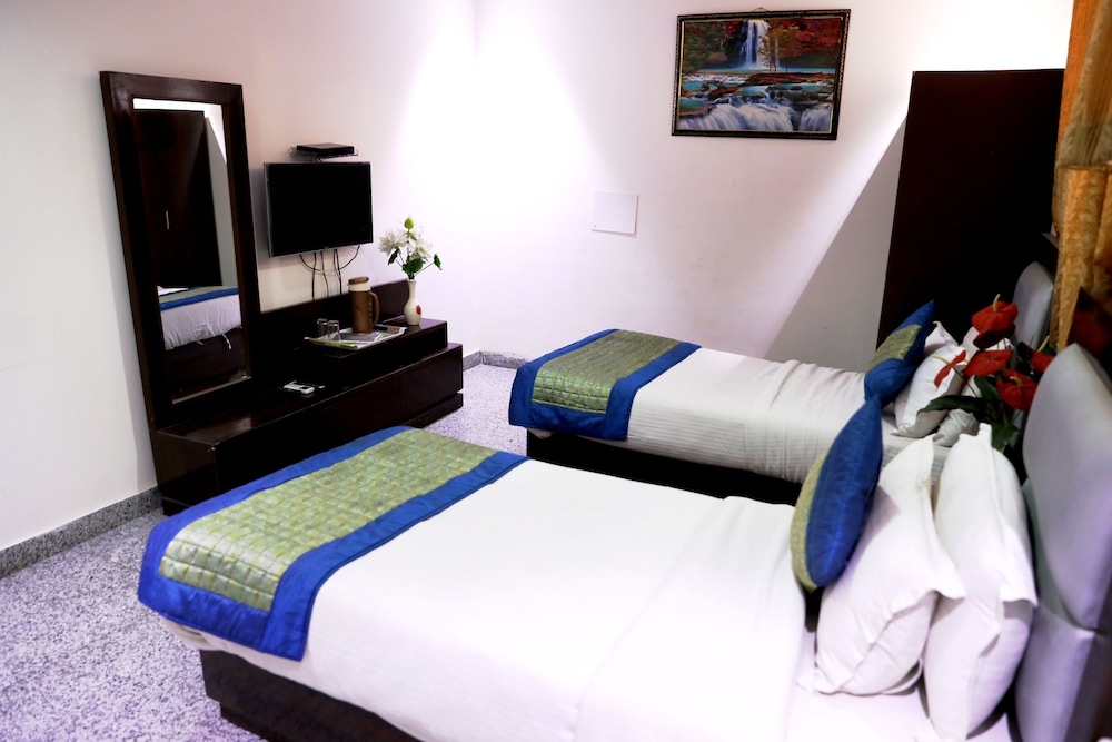 Hotel The Paramont Delhi 33/50