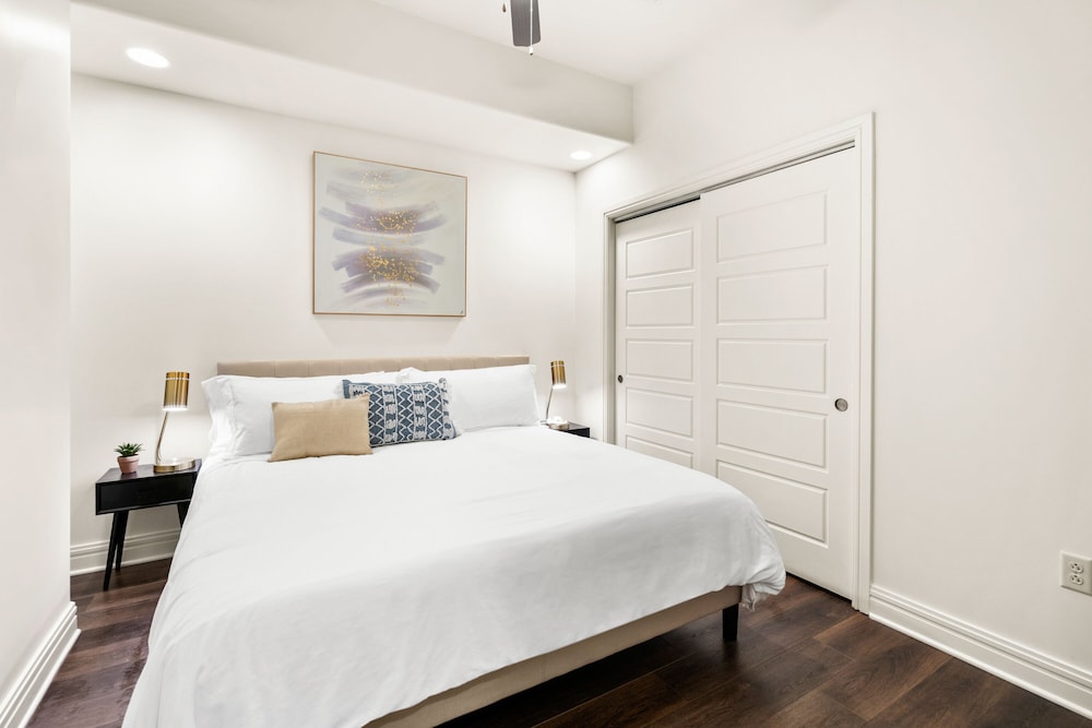 SIGNATURE, APARTMENT, KING BED, SOFA