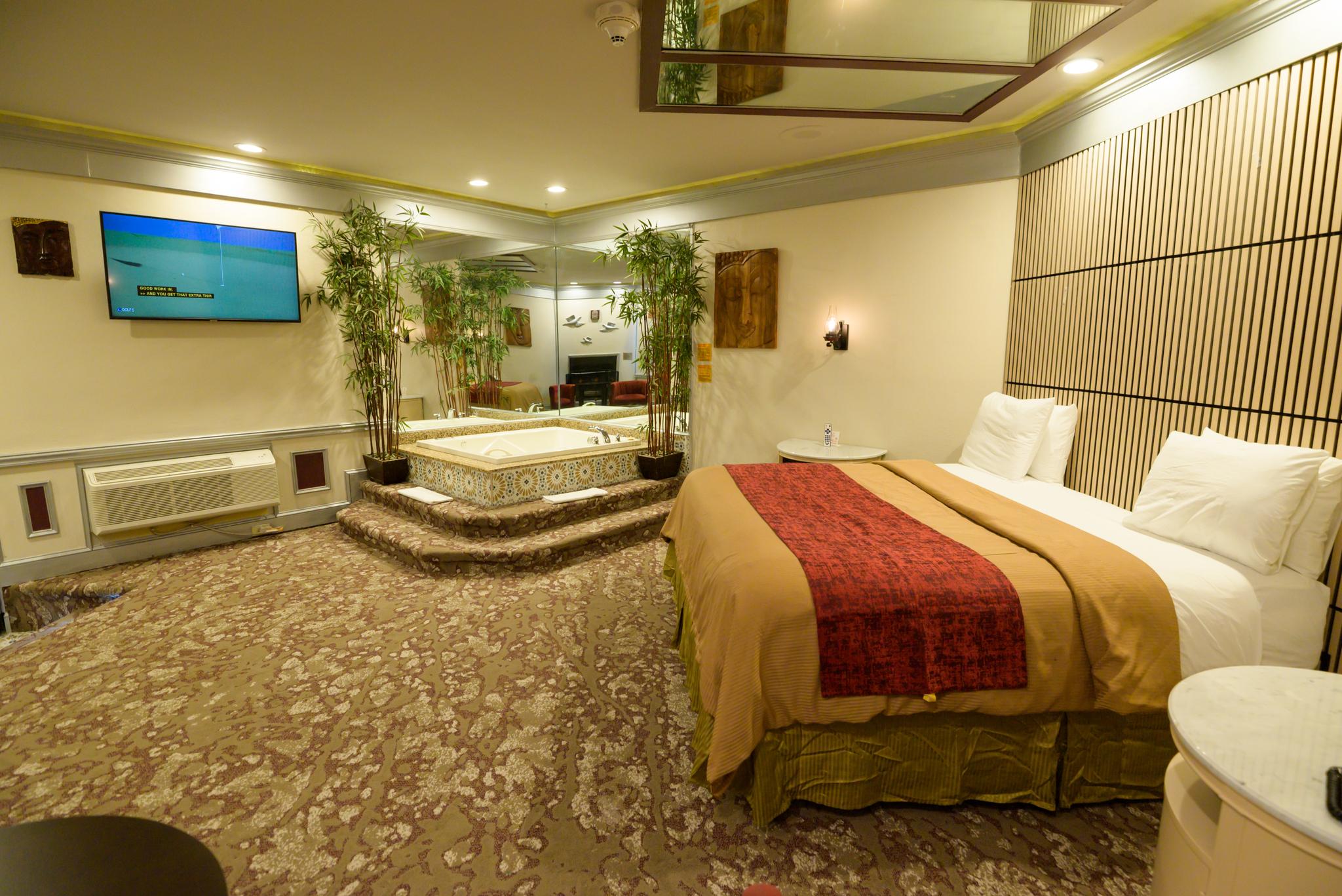 Theme, Suite, Hot Tub