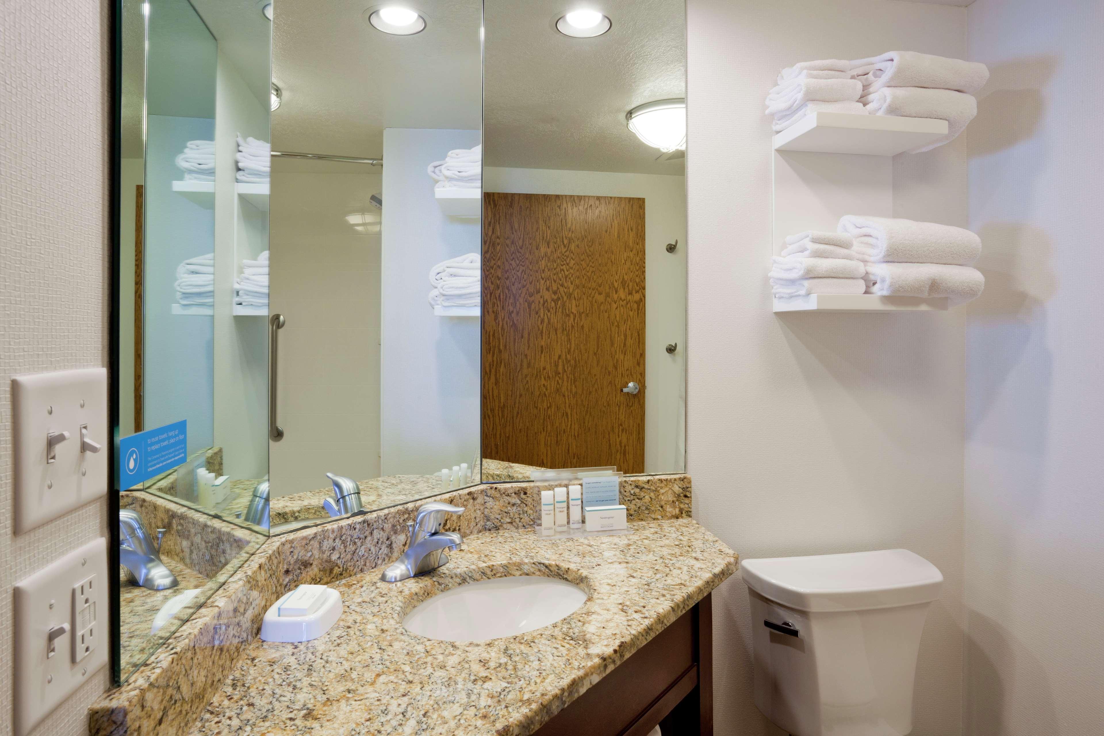 Studio, Suite, King Bed, Partial View، Hampton Inn Duluth Canal Park 2/2