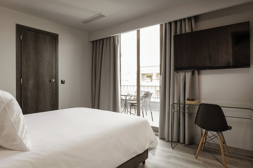 ROOM, QUEEN BED