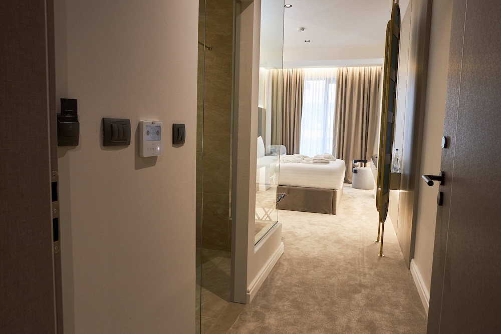 Mirror Hotel 17/38