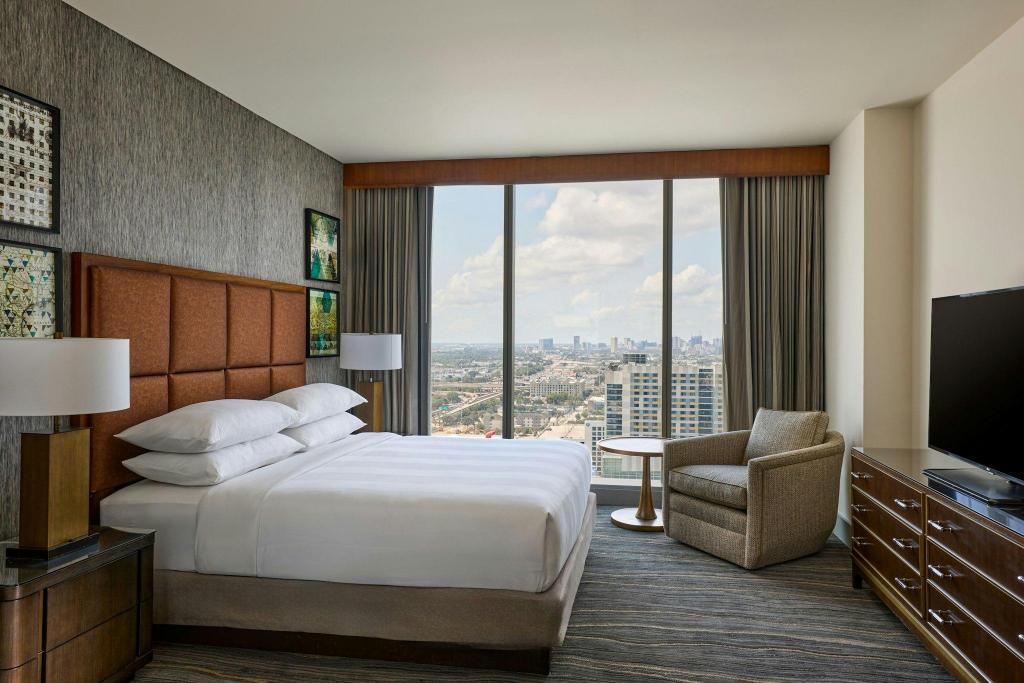 1 Bedroom, Vice President, Suite, King Bed, Pool View, Sofa, High Floor