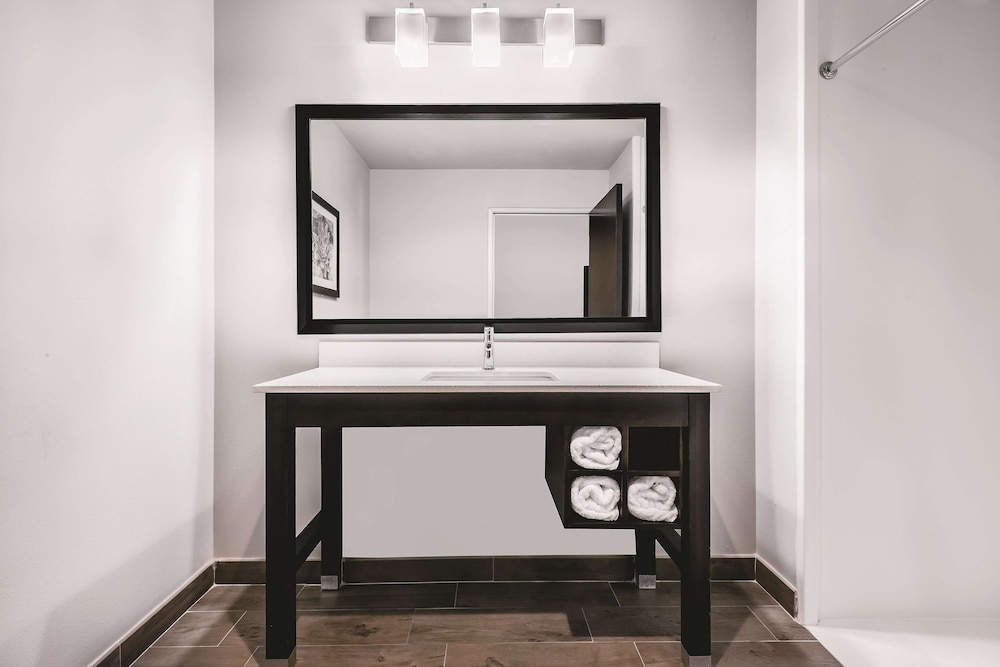 La Quinta Inn And Suites By Wyndham Mcallen Convention Center 23/56