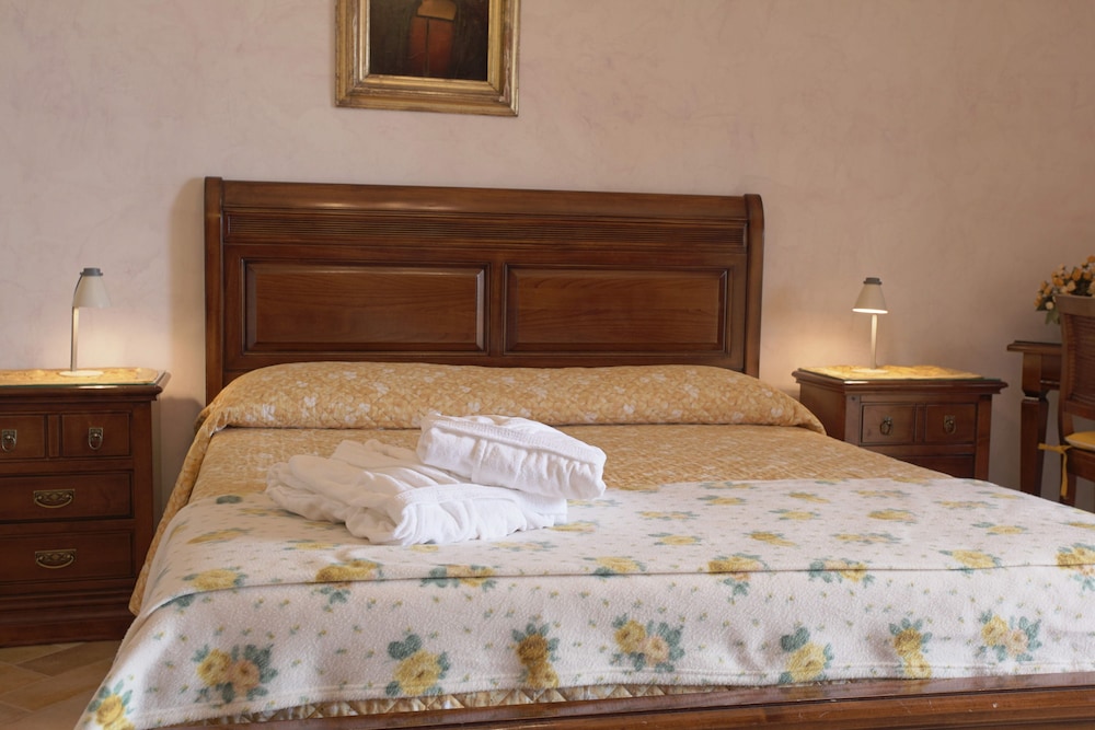 ROOM, DOUBLE BED, COUNTRY SIDE VIEW, TERRACE