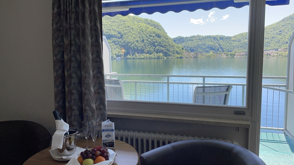 TRESA BAY HOTEL 30/32