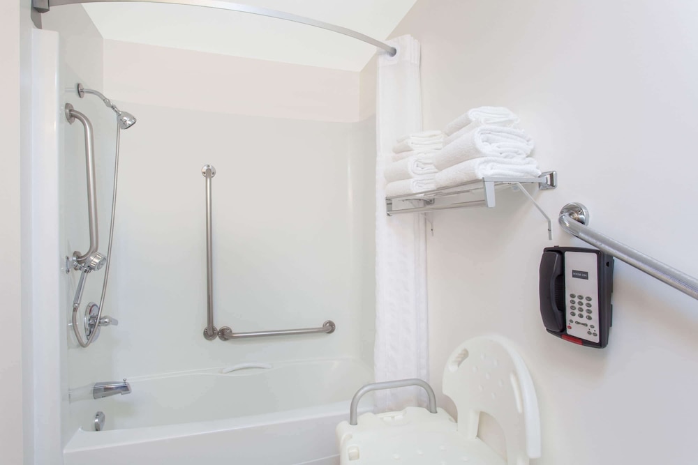 Super 8 By Wyndham Kenora 31/31