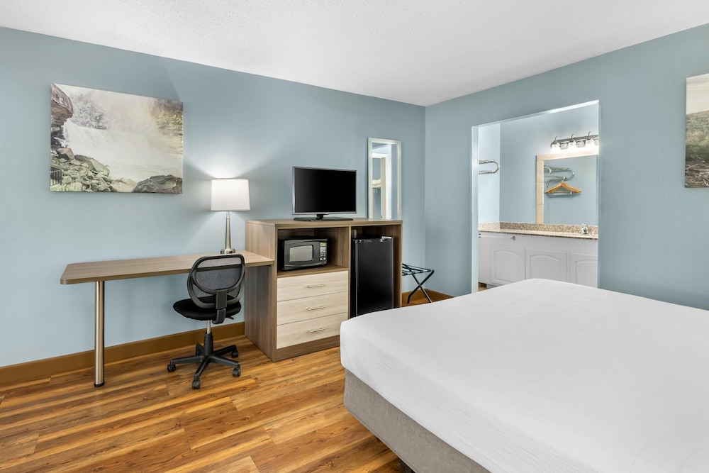 Standard, King Bed, Quality Inn Barbourville, KY 2/3