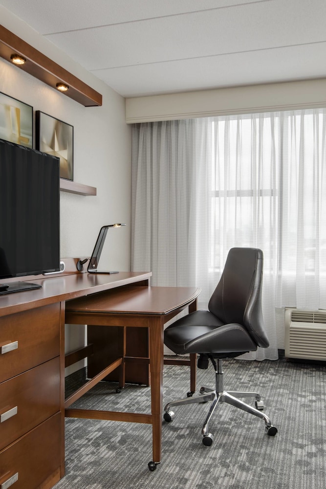 COURTYARD BY MARRIOTT LOGAN AIRPORT 46/49
