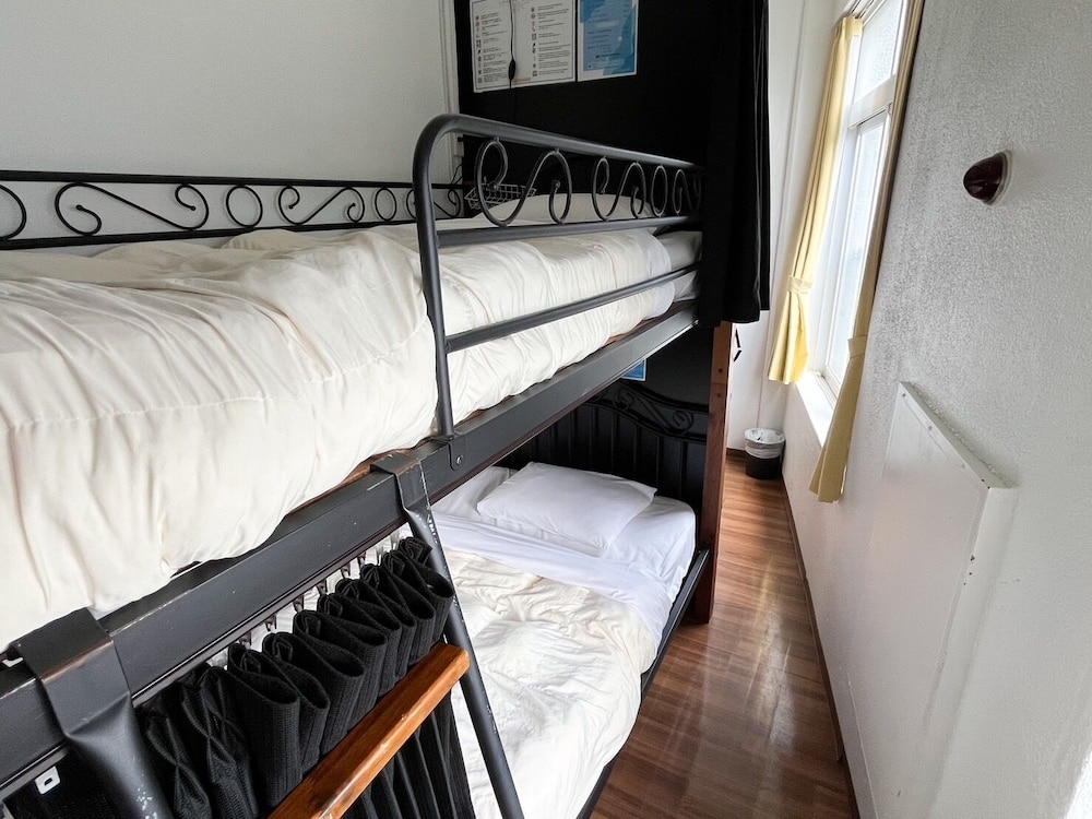 ROOM, TWIN BEDS