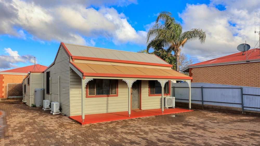 CHARLES RASP MOTOR INN AND COTTAGES 5/56