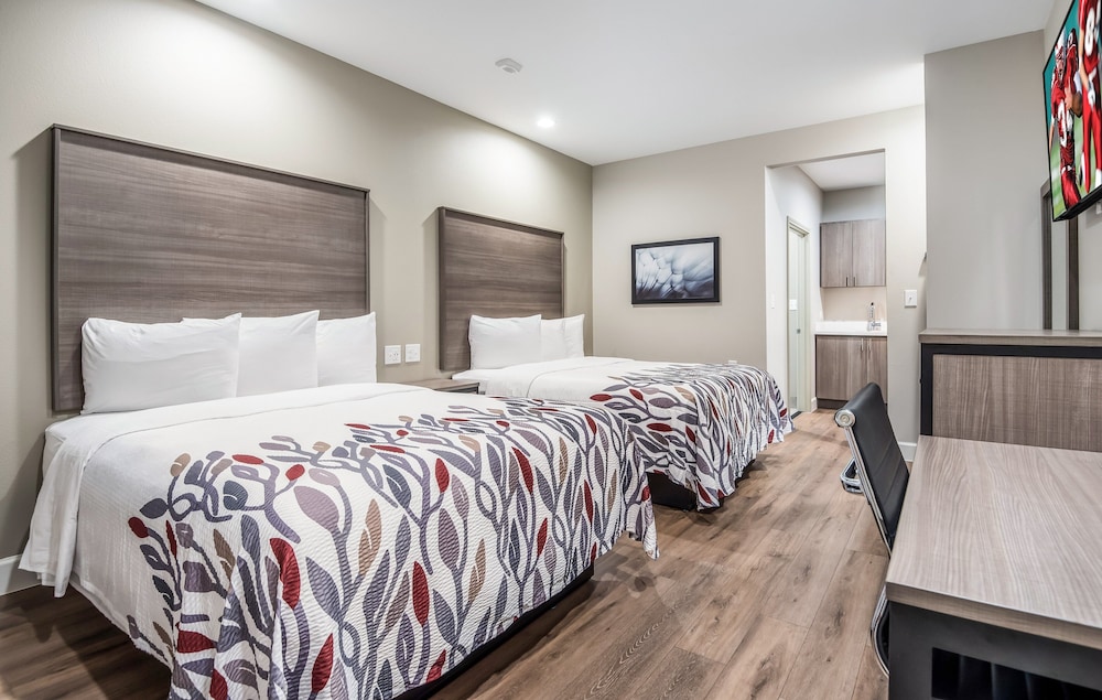 غرفة ديلوكس بسرير كينج وسرير كوين، Red Roof Inn Baytown 8/12