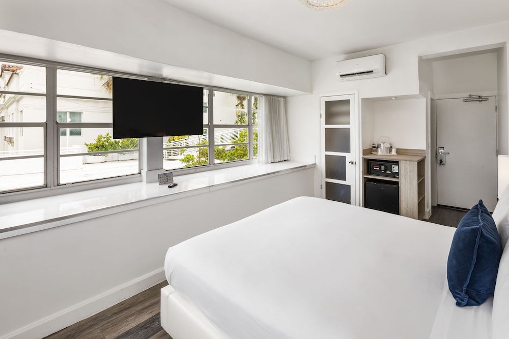Penguin Hotel 25/68