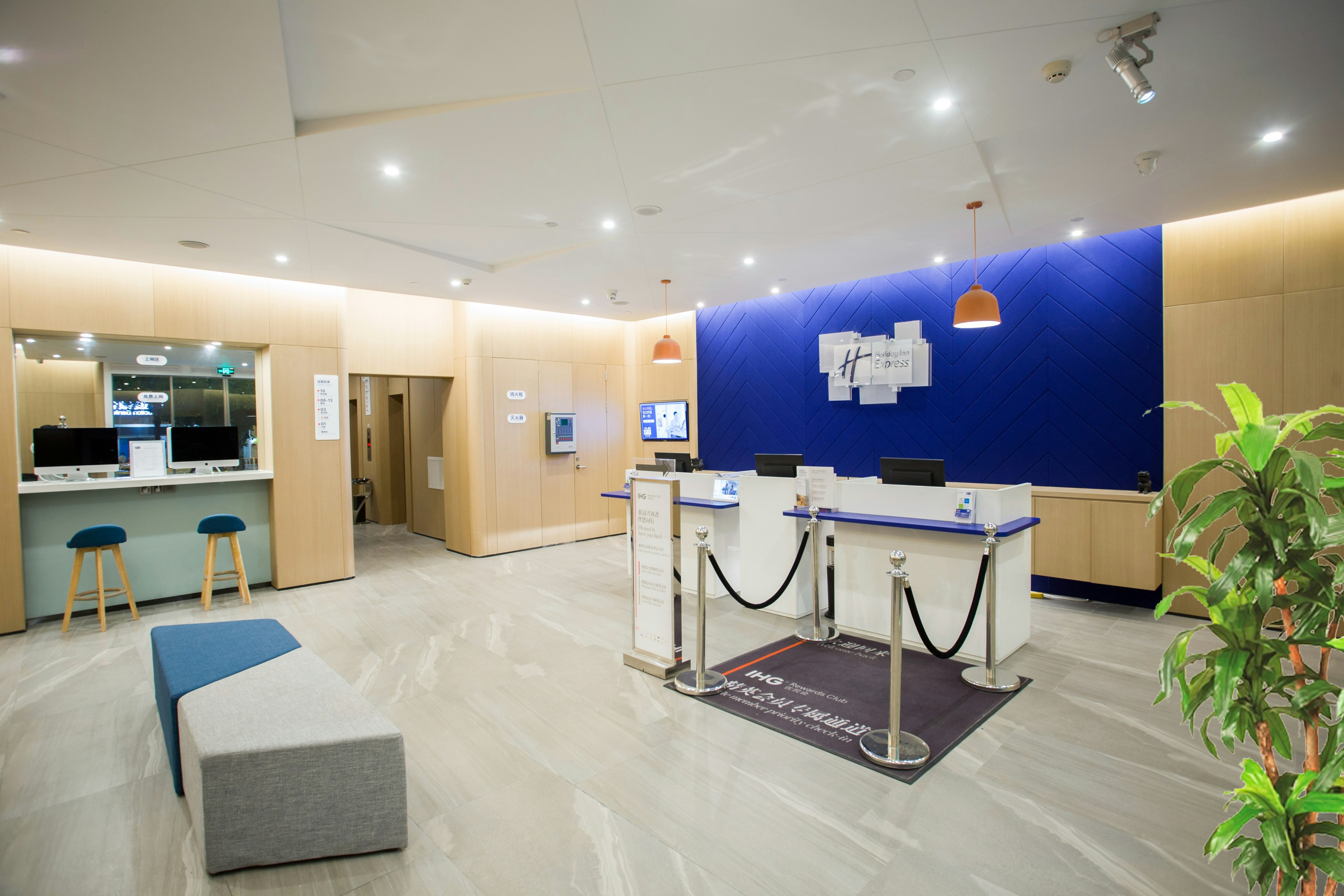 HOLIDAY INN EXPRESS SANYA BAY 7/50